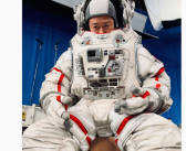 吴京晒《流浪地球3》片场照片：身穿航天服 直呼生无可恋3 !