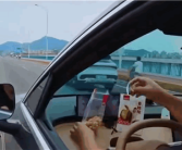 驾车时吃饭喝饮料 男子频繁炫耀智驾功能被查：罚款加扣分！