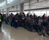 网友晒印度国际航班登机口奇观 乘客全都是在坐轮椅排队 !