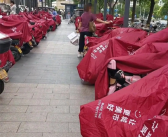 网友称赞雨天给顾客电瓶车搭雨披 胖东来：一直有这项服务！