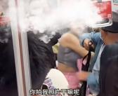大爷地铁上偷拍女子被暴打 大爷落荒而逃！