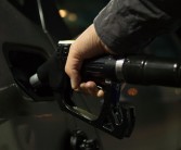 后天加油更省钱！国内油价明晚下调：2025年两连跌！