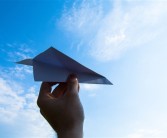 超越美国选手 上海男生掷纸飞机98.43米破世界纪录 ！