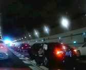 行车记录仪拍下10岁男孩跪地拦车救母感动全网 妈妈回应：儿子说害怕我没了！