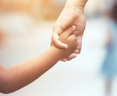 1岁多女童吊环上“开挂” 网友自叹不如 ！