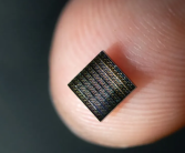 新突破！全球首款人工神经元1M1T1R问世 !