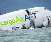 波音货机降落冲出跑道坠海致2死！香港国际机场回应：疑因失控滑出跑道！