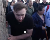 老外五一爬泰山直呼人太多了 究竟怎么回事