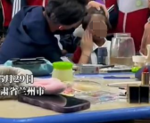 男老师给学生化妆对着脸一顿输出 网友:这妆是非化不可吗？