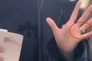 被曝分手传闻后 关晓彤左手无名指戴戒指！