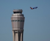 美国多个机场空管无薪上岗：多个城市航班延误 飞行员自行协调滑行、进出！