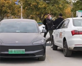 为抢充电枪 两车主在充电站上演自由搏击 ！