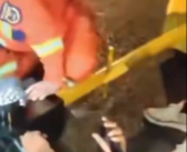 一男子边骑车边玩手机撞上灯柱 导致脑袋卡进红绿灯！