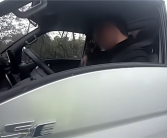 货车司机游戏瘾犯了 高速应急车道直接停车开玩：警笛都叫不醒 ！